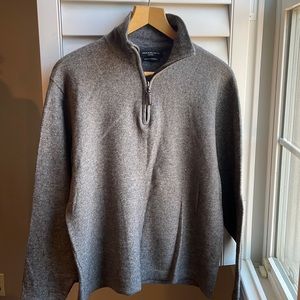Impermeable gray pullover sweater L